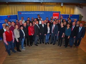 SPD-Landratskandidat Dr. Bernd Vilsmeier (mi.) mit seiner SPD-Mannschaft für die Kommunalwahl am 15. März 2020.