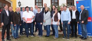 Die Liste der SPD und Freie Bürger mit Florian Pronold (li.) und SPD-Landratskandidat Dr. Bernd Vilsmeier (re.)