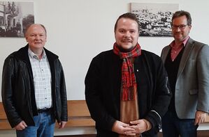 Dr. Bernd Vilsmier (li.), Staatssekretär Florian Pronold MdB (re.) zusammen mit Severin Eder (mi.) (Archivbild 10/2020)