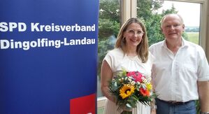 Dr. Bernd Vilsmeier (re.) bedankte sich bei Sibylle Entwistle (li.) für den Besuch im SPD-Kreisvorstand